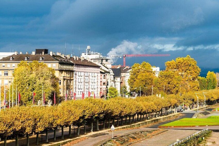 Stadsgezicht met herfstbomen, gebouwen en een bouwkraan. 5