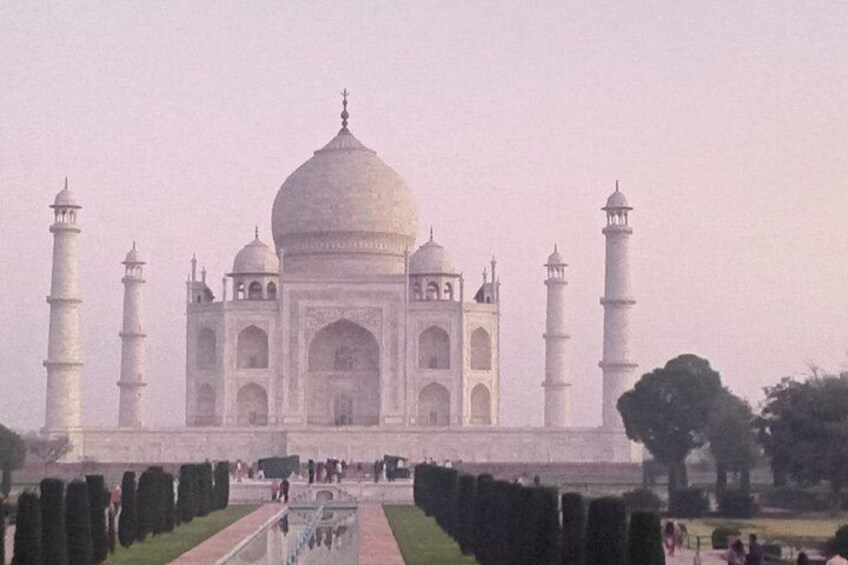 El Taj Mahal con cuatro minaretes, una gran cúpula central y un diseño de jardín simétrico. 5