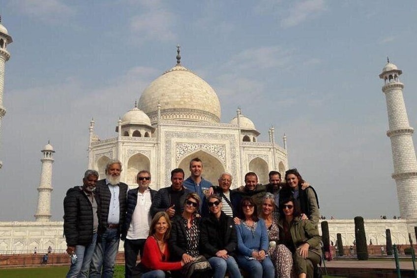 Un grupo de personas posando frente al Taj Mahal. 1