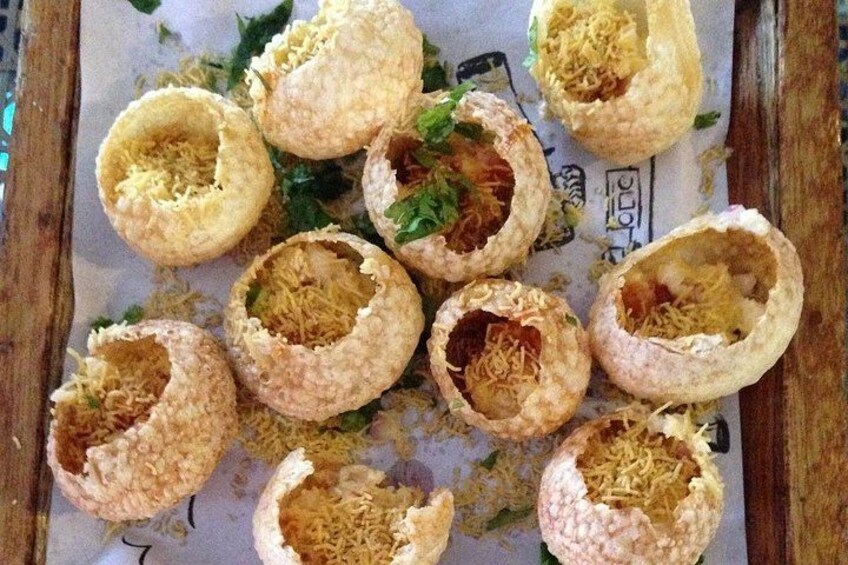 Una bandeja de panecillos rellenos con cobertura desmenuzada. 4