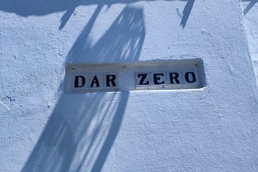 A white wall with a sign that reads 'DAR ZERO'. 5