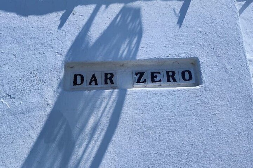 A sign on a white wall that reads "DAR ZERO". 4
