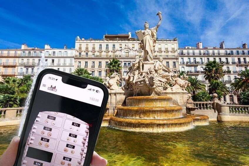 Un teléfono inteligente mostrando un mapa, con una fuente y una estatua al fondo. 5