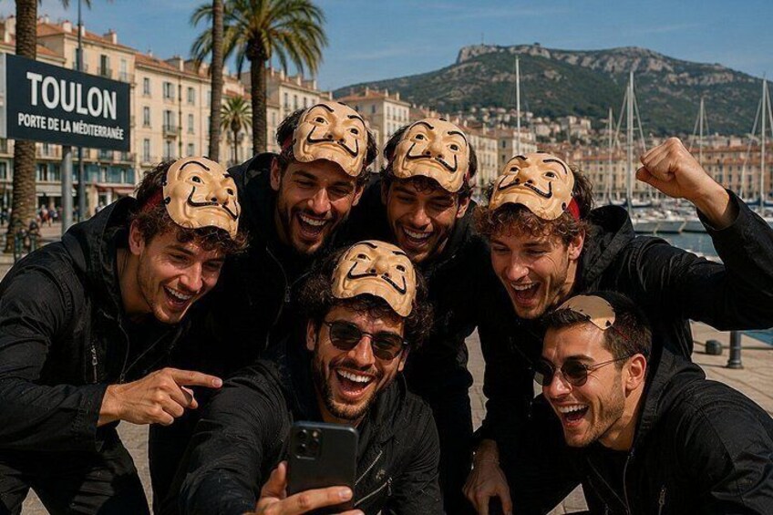 Un grupo de personas con mascarillas, un cartel que dice 'TOULON PORTE DE LA MEDITERRANEE', y un paisaje urbano costero con edificios y una colina al fondo. 1