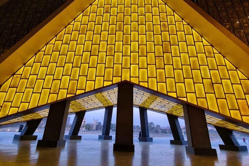 Une grande structure illuminée, dont les lumières sont disposées selon un motif en réseau. 4