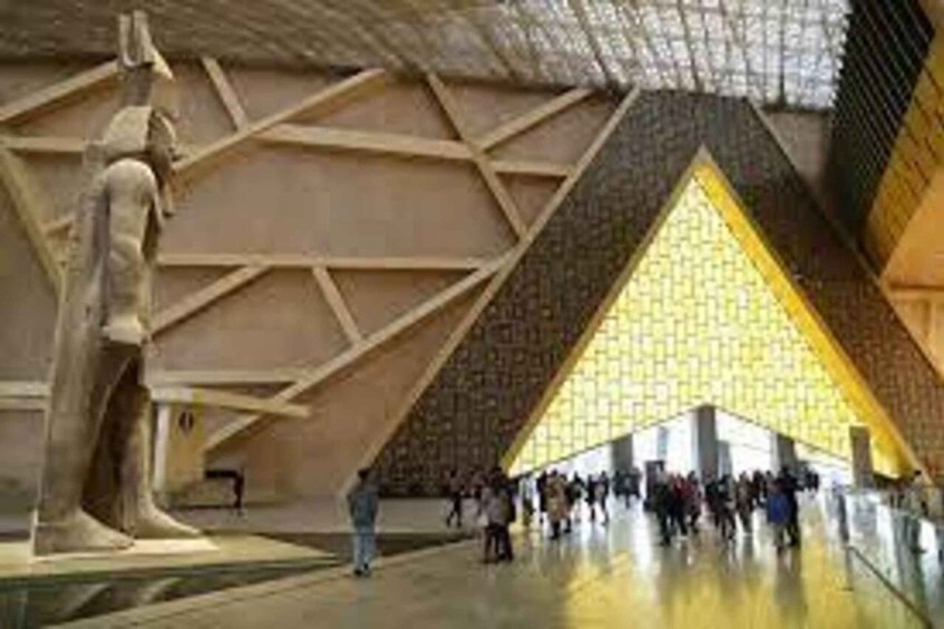Un vaste espace intérieur doté d’une structure pyramidale imposante et d’une statue. 2