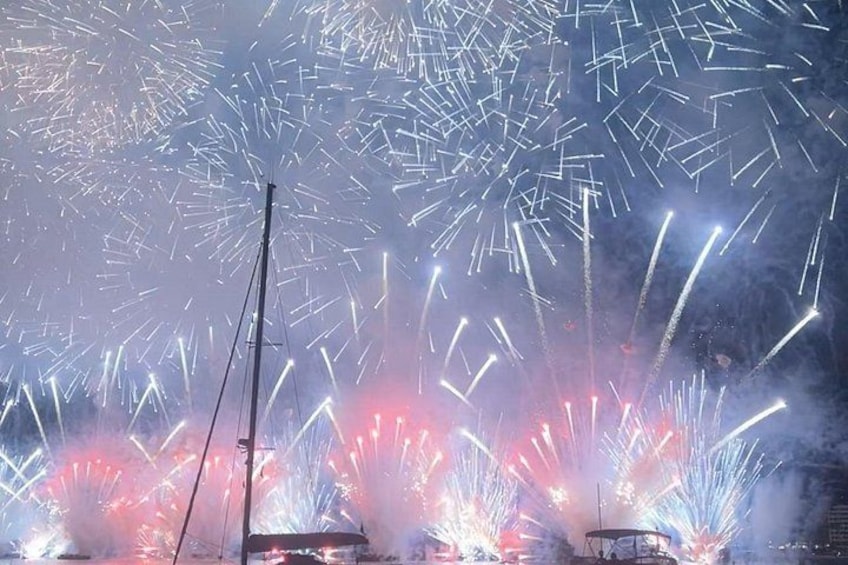 Fuochi d'artificio con scintille e scie luminose su un cielo scuro. 3