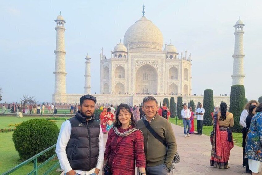 The Taj Mahal with visitors in the foreground. 5
