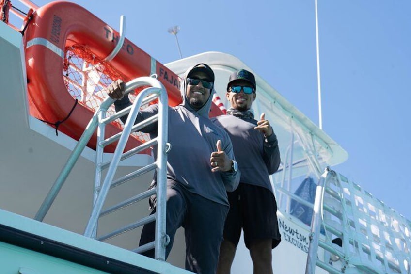 Dos personas en un bote con un flotador y una escalera. 2