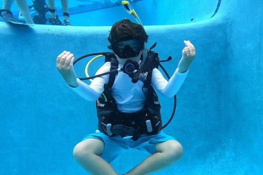 Une personne qui fait de la plongée sous-marine. 3