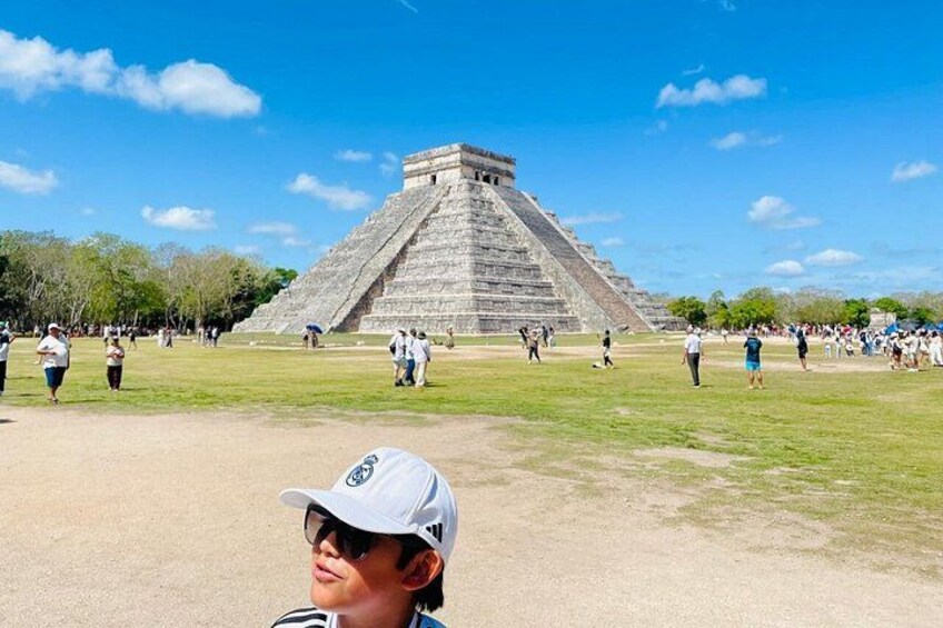 En stor pyramide med turister omkring. 4