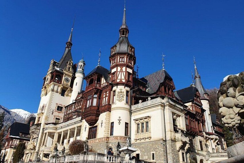 Un edificio storico con numerose guglie e una torre dell'orologio ben visibile. 5