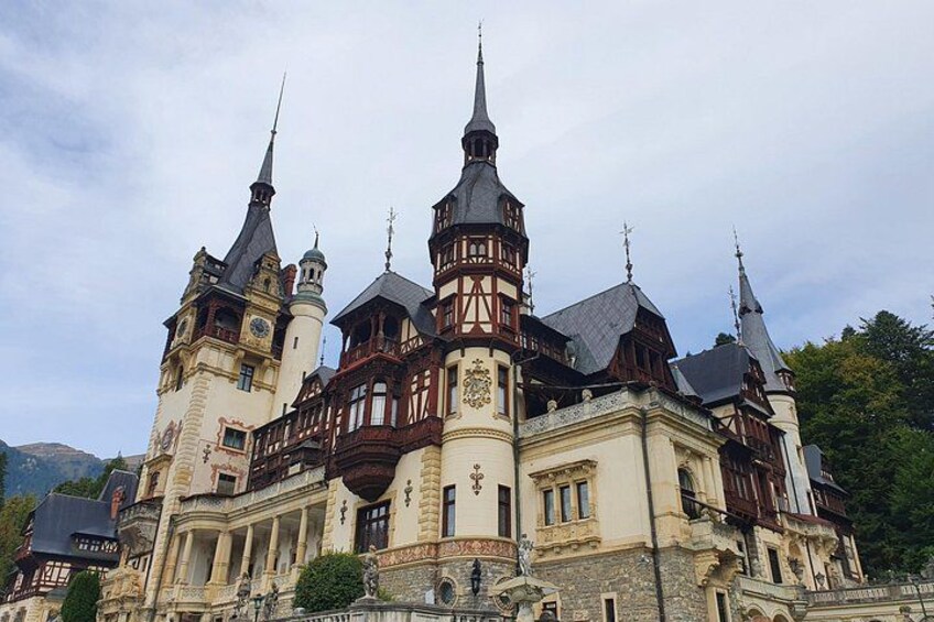Un edificio storico con numerose guglie e un'architettura elaborata. 1