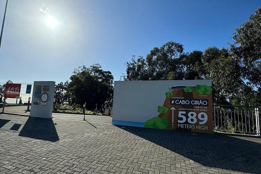 Ein Schild mit dem Text 'Cabo Girão, 589 Meter hoch' und einer Karte. 2
