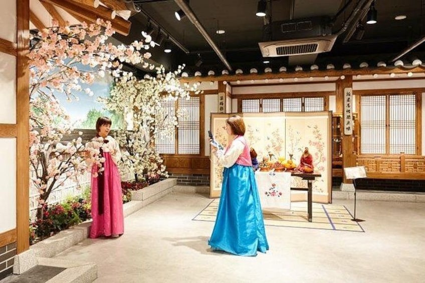 Decoración tradicional japonesa con flores de cerezo, suelo de esteras de tatami y una disposición para ceremonia del té. 3