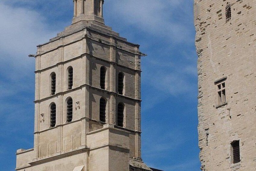 Une tour historique dotée de nombreuses fenêtres en arc et d’un clocher. 4