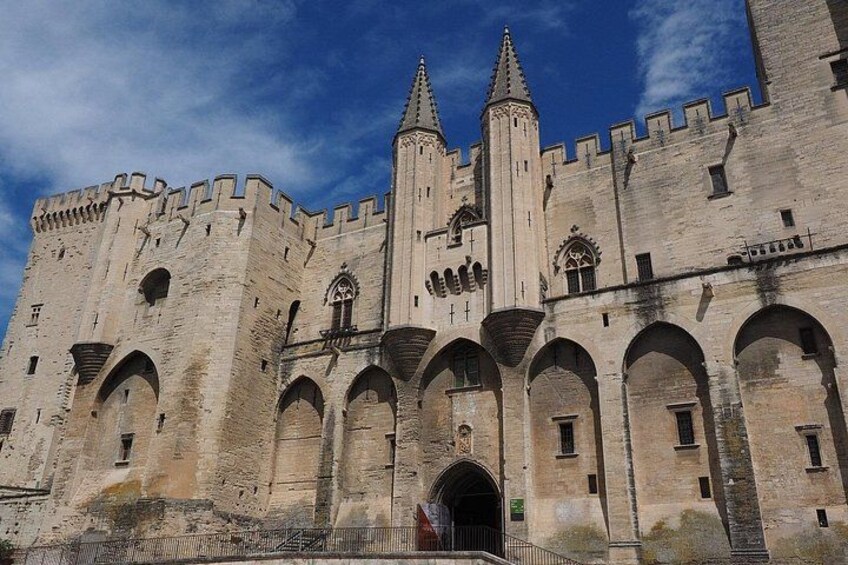 Un vaste château médiéval doté de nombreuses tours et de fenêtres en arc. 3