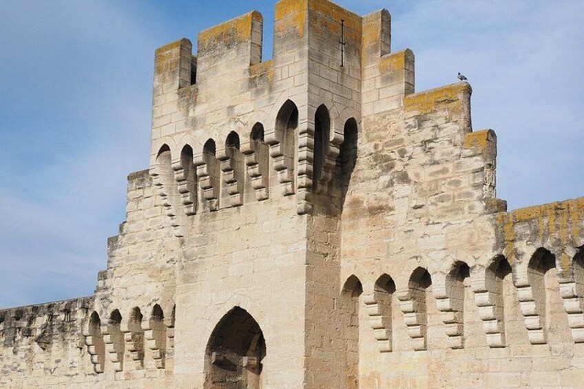 Un château historique en pierre, doté de fenêtres en arc et de créneaux. 5