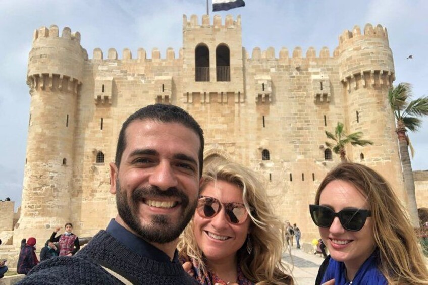 Un castillo de piedra histórico con múltiples torres y una ventana arqueada central. 1