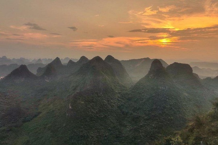 Eine Berglandschaft im Abendlicht. 5