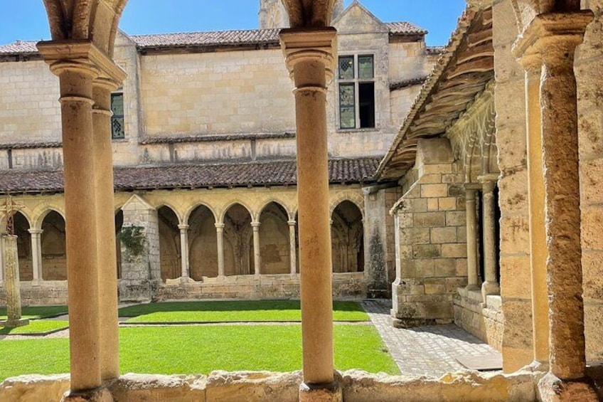 Une cour dotée de colonnes en pierre, d’un toit en tuiles et d’une pelouse bien entretenue. 3