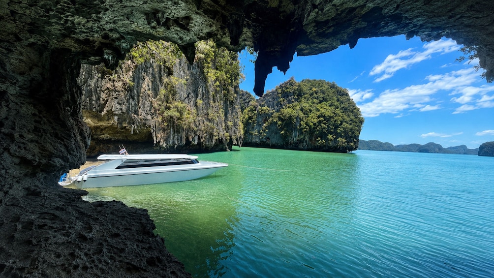Phi Phi Islands - Big Boat Cruise with Snorkeling 1