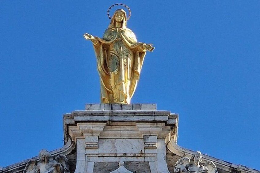 Une statue dorée, posée sur un piédestal orné de sculptures complexes. 3