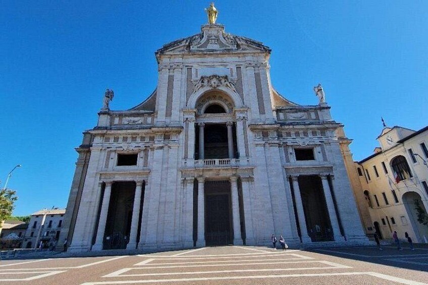 Un grand bâtiment imposant, orné d’une coupole centrale et de statues sur le toit. 5