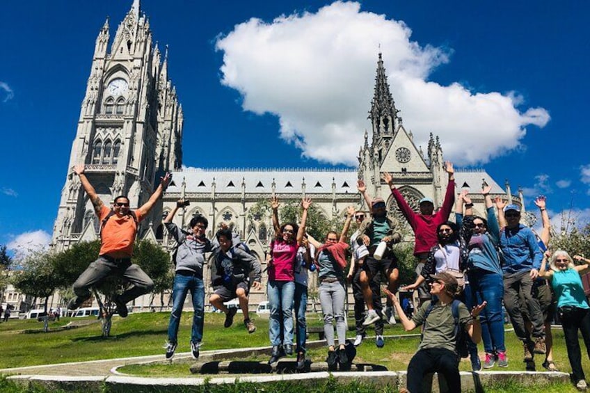 Un grupo de personas saltando frente a una catedral histórica. 4
