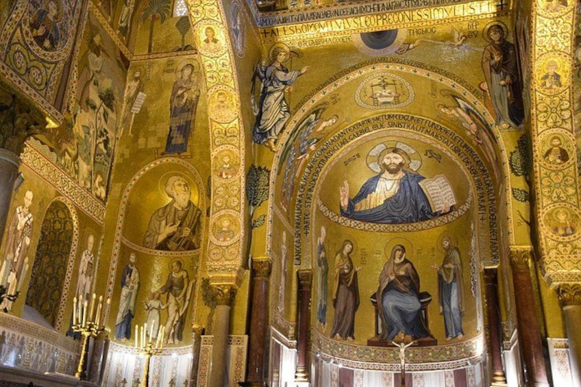 Een rijk versierd interieur met gouden mozaïeken, religieuze afbeeldingen en versierde bogen. 3