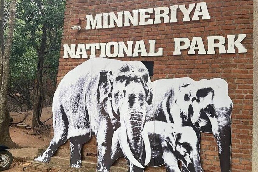 Een bord voor Nationaal Park Minneriya met olifanten. 1