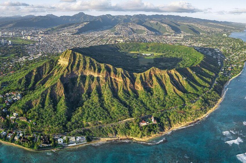 Discover why Diamond Head is Oahu's #1 must-visit attraction. From breathtaking views to its rich history, this iconic landmark is an experience you’ll never forget. 1