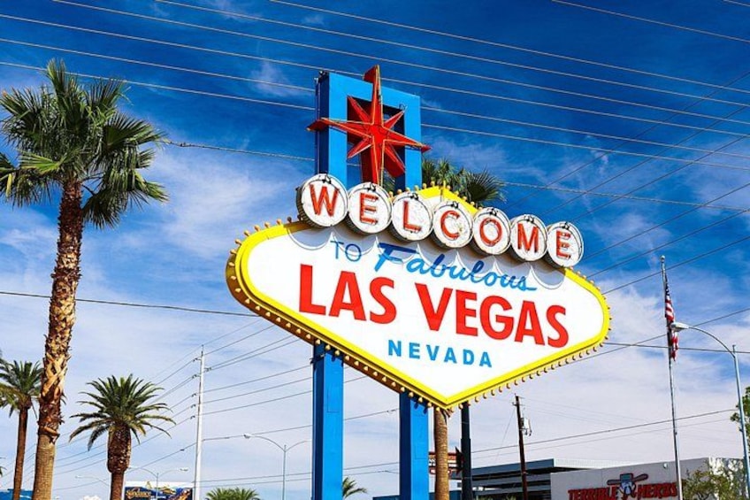 Het iconische Welcome to Fabulous Las Vegas Nevada bord met palmbomen op de achtergrond. 3