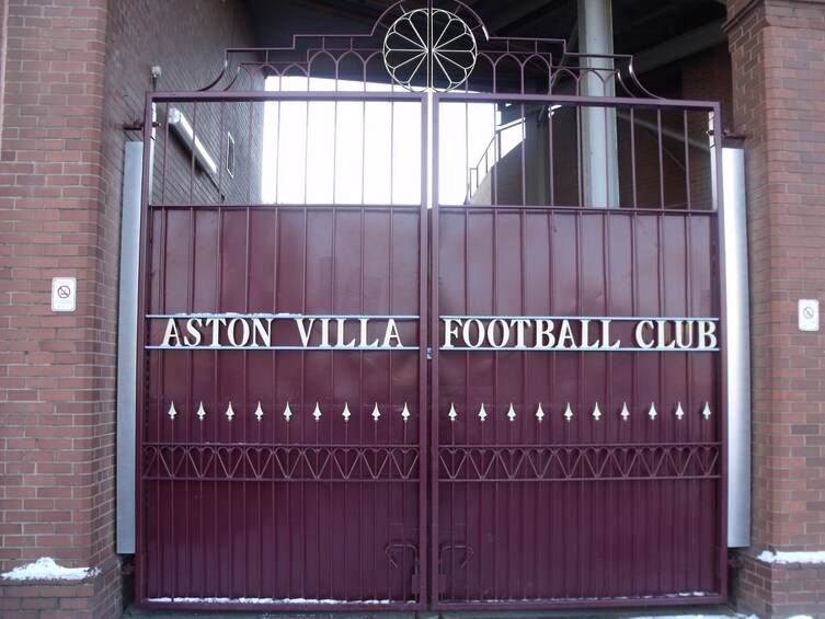 Eingezäunter Eingang zum Aston Villa Fußballverein. 2