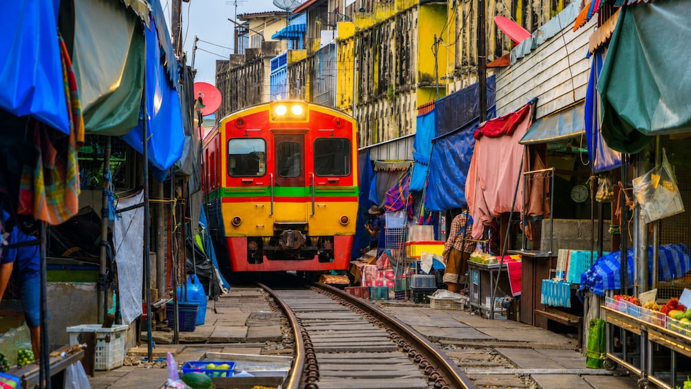 Damnoen Saduak Floating Market & Meaklong Railway Market 1