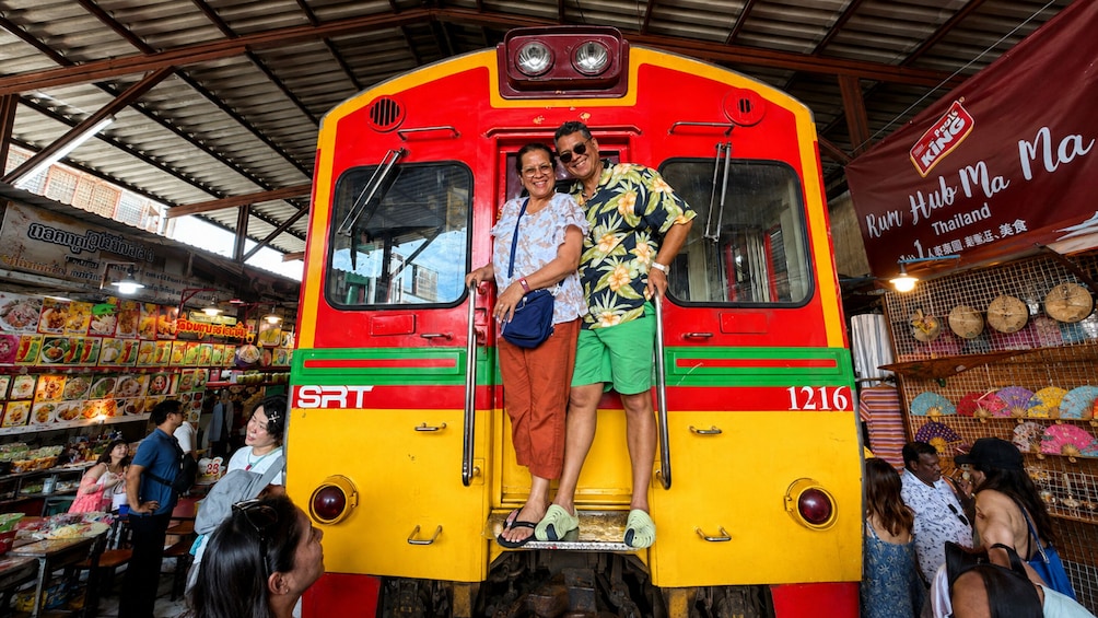 Damnoen Saduak Floating Market & Meaklong Railway Market 2