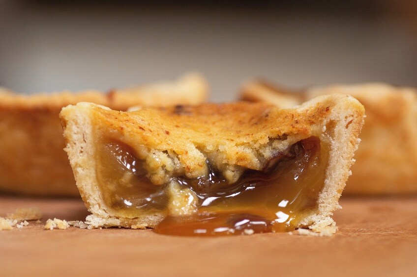 Primer plano de un postre con relleno de caramelo. 5