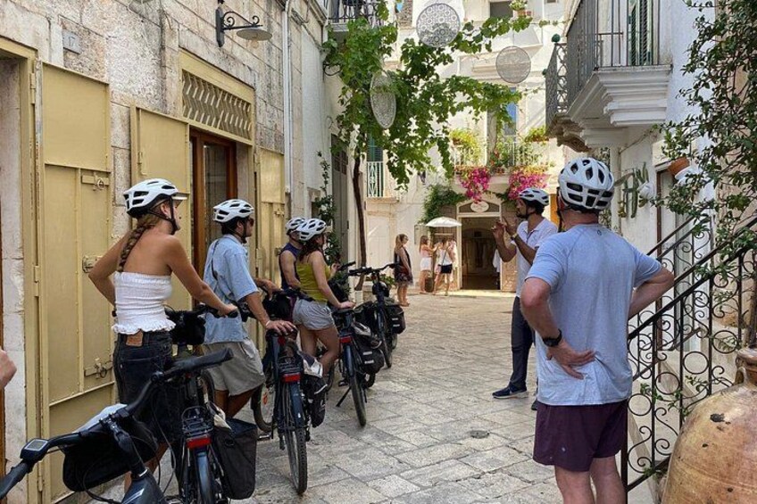 Een groep fietsers op een kinderafsluiting in een oude stad. 3