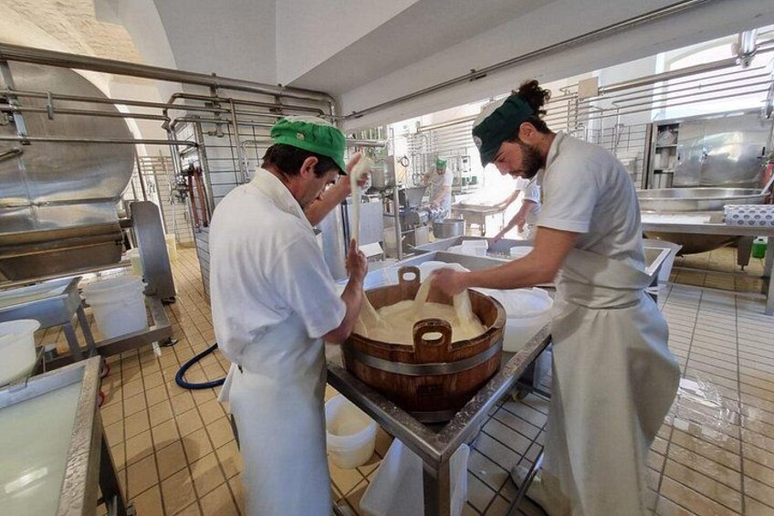 Koks bereiden eten in een professionele keuken. 1