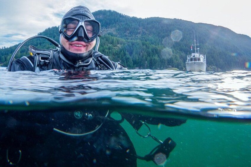 Un plongeur sous l’eau, avec un bateau en arrière-plan. 1