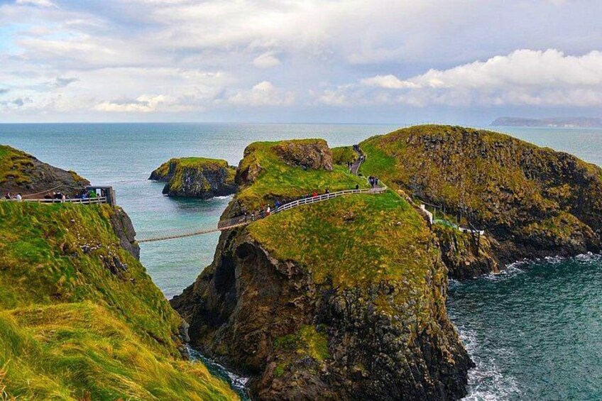 Take spectacular photos of Carrick-a-Rede Rope Bridge and the Scottish coast at Portaneevy 3