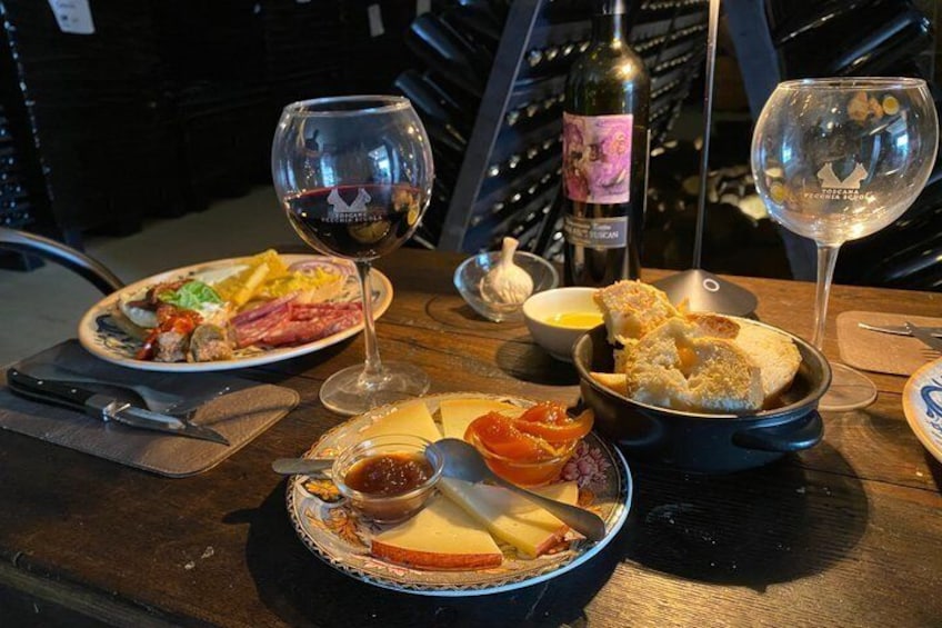 Traditional Tuscan lunch in the cellar in Montepulciano 2