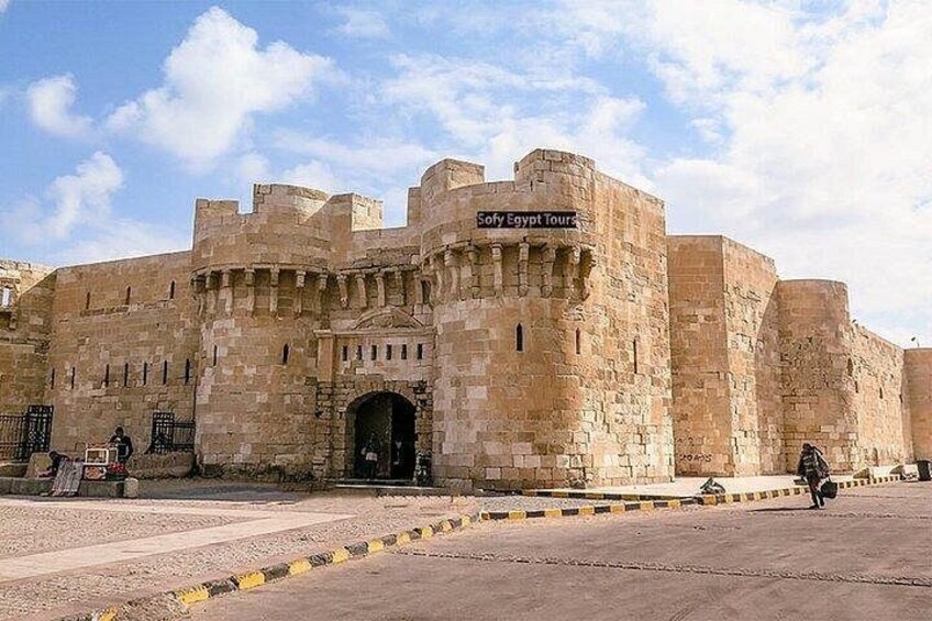 Una fortaleza de piedra histórica con un letrero que dice 'Softy Egypt Tours'. 5