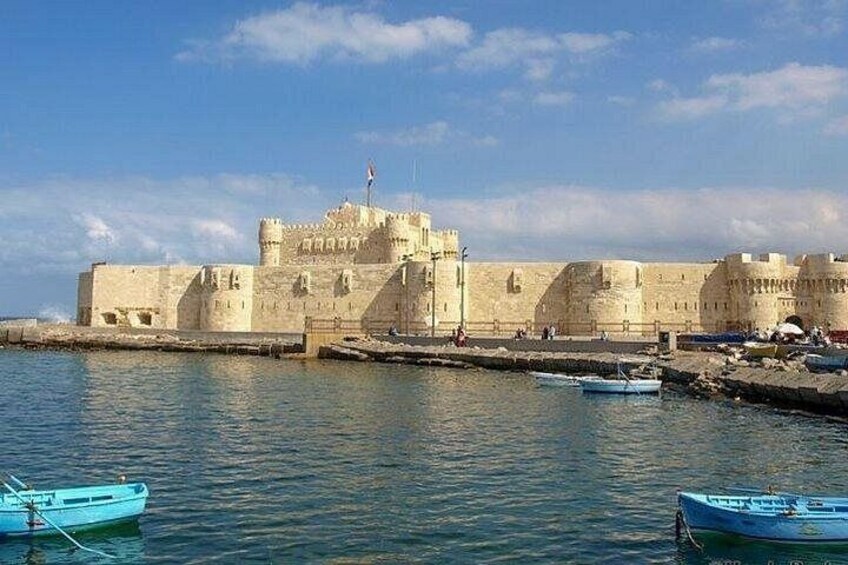 Un edificio fortificado junto al mar, con cielo despejado. 3
