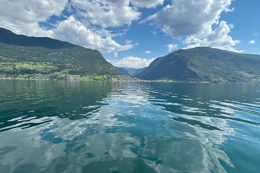 Un lago con montañas al fondo y un cielo despejado. 5