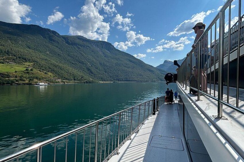 Un bote en un lago tranquilo con montañas al fondo. 4