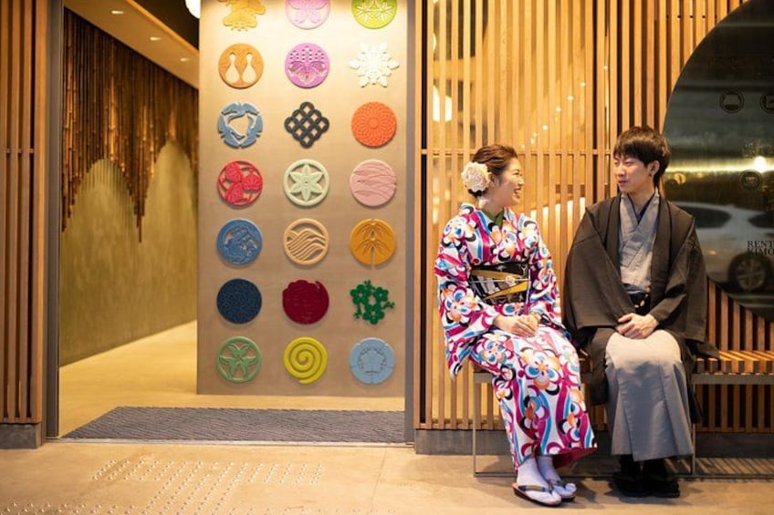 En traditionell japansk inredning med en trävägg och en färgstark uppvisning av cirkelformade mönster. 4