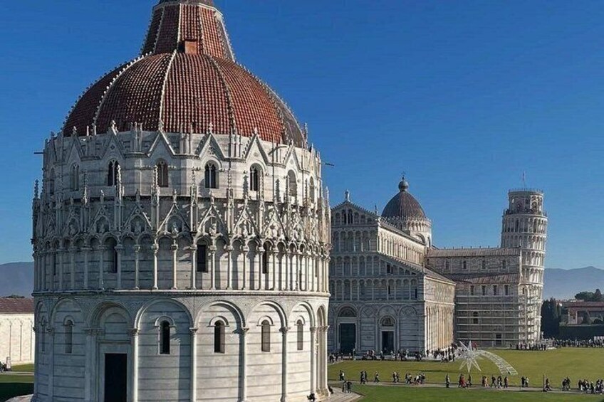Pisa Katedralen med sit berømte skæve tårn. 3