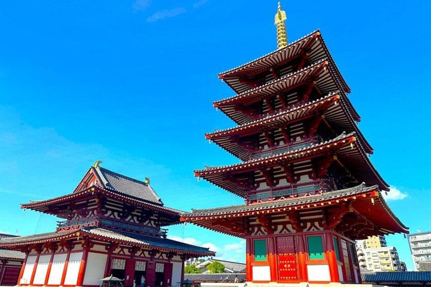 En traditionel japansk pagode med flere etager og en klar blå himmel i baggrunden. 3