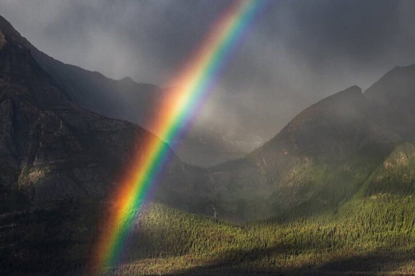 Un paysage de montagne avec un arc-en-ciel. 3